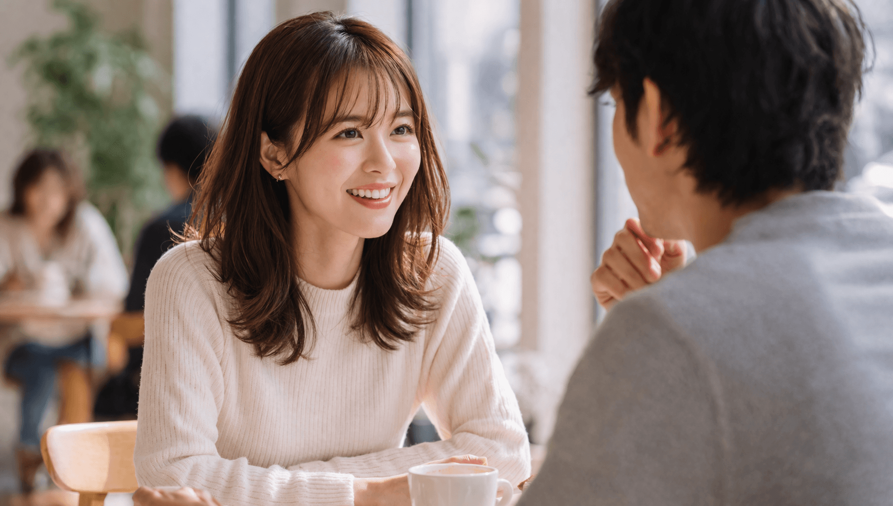カフェで笑顔で話す女性──穏やかな安定感