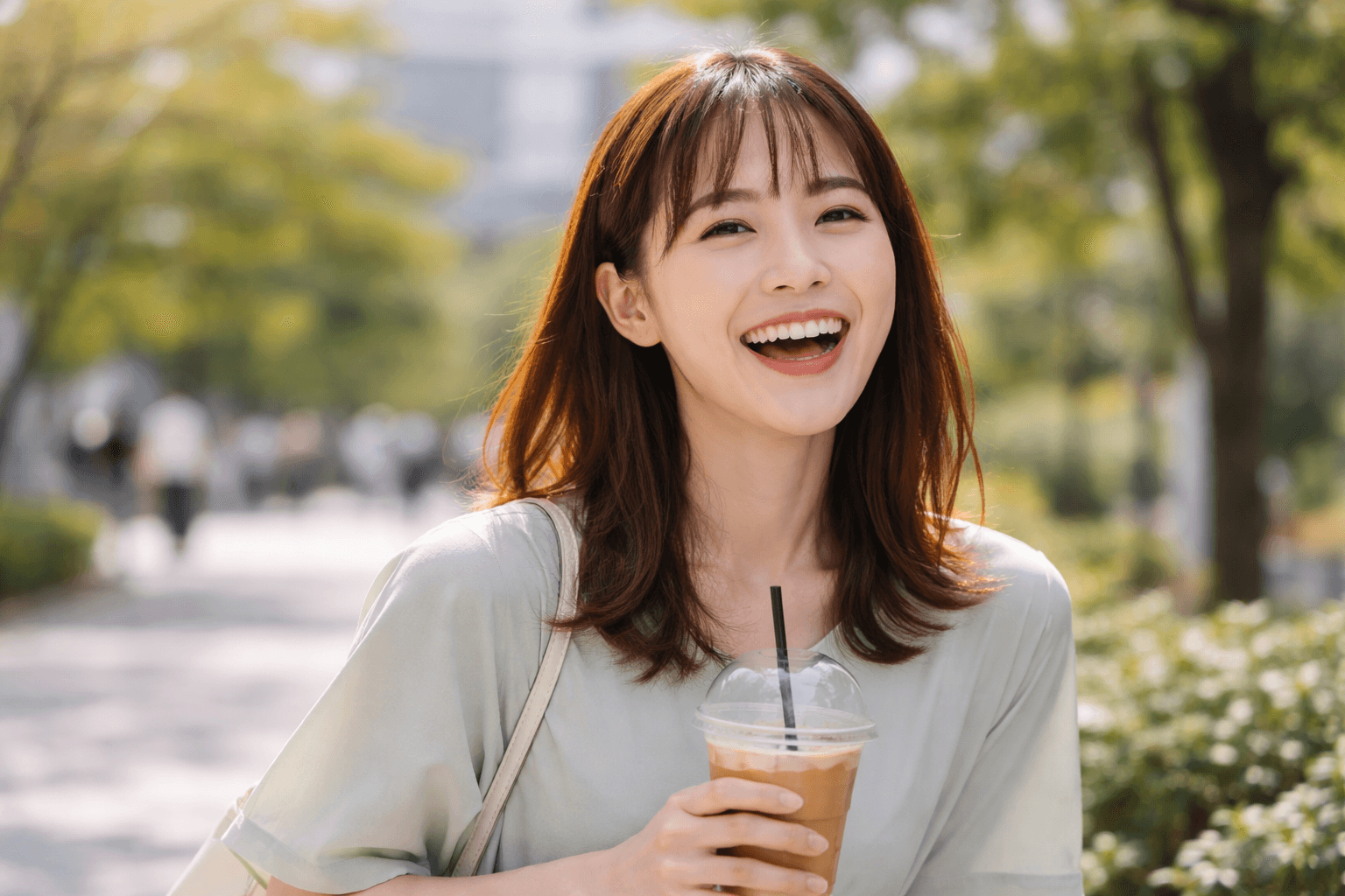 笑顔でドリンクを持つ女性──いつも笑顔でいること