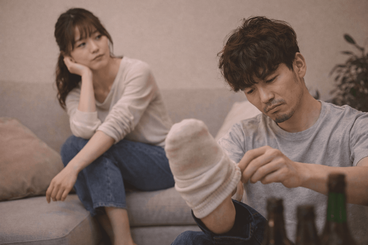 ソファでくつろぐカップル──完璧を求めない