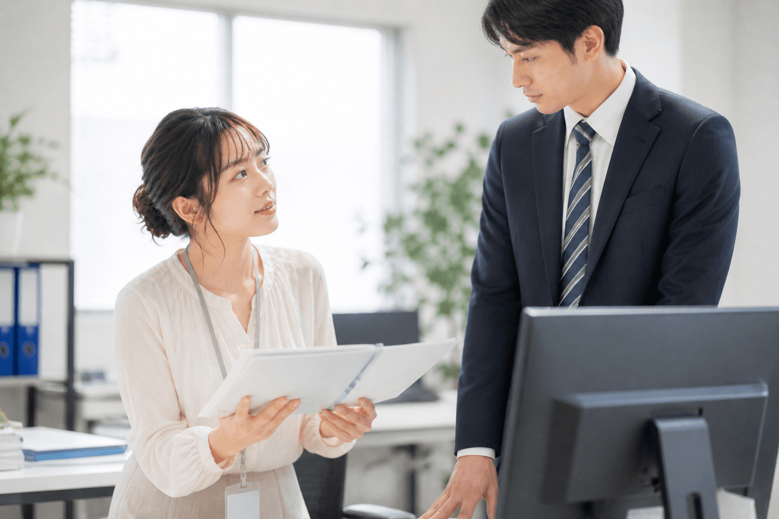 白い羽根が手のひらに舞い込む──あなたの想いの行き先を占う