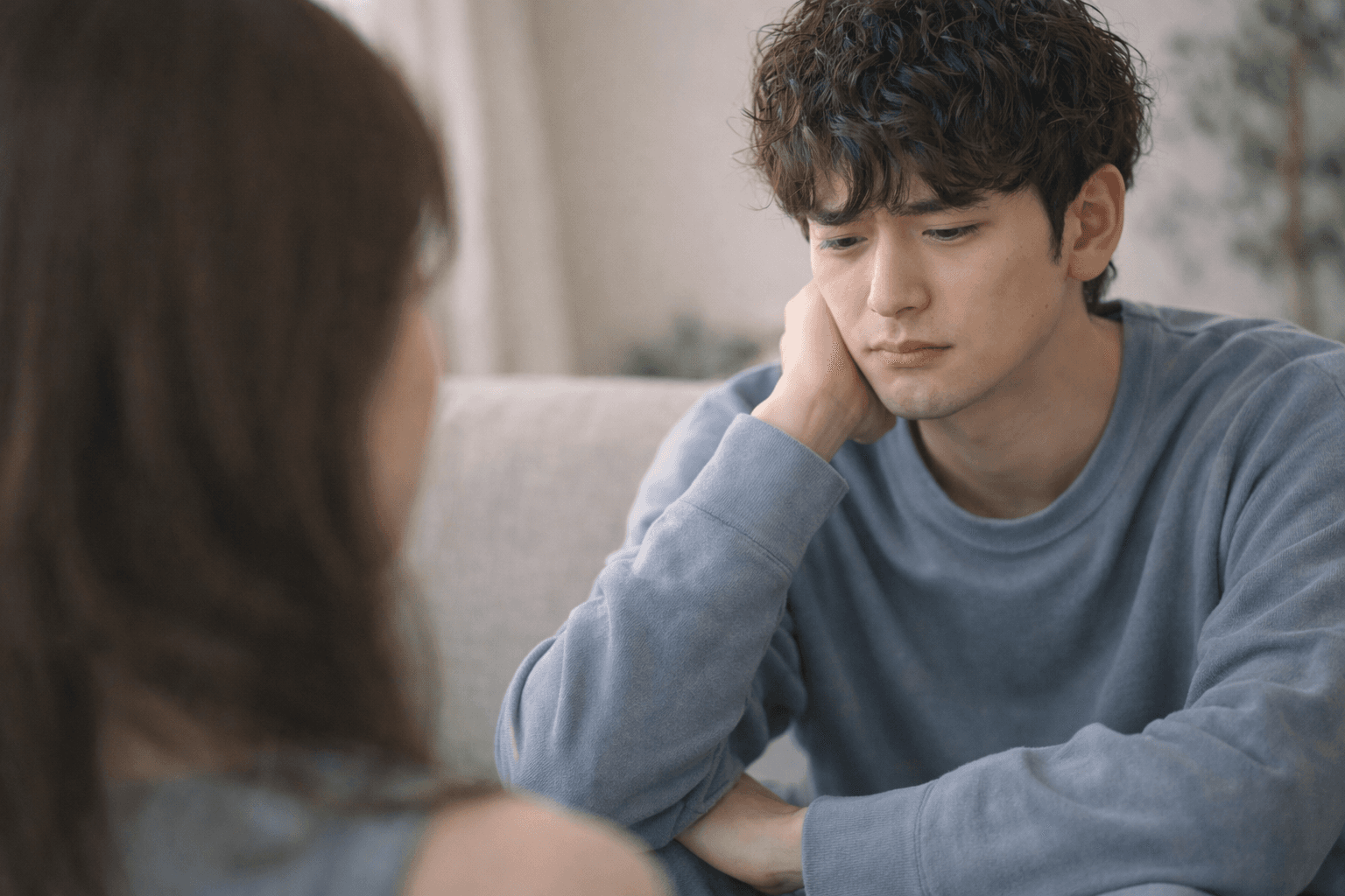 彼女の前で気持ちを整理する男性──感情の言語化に時間がかかる