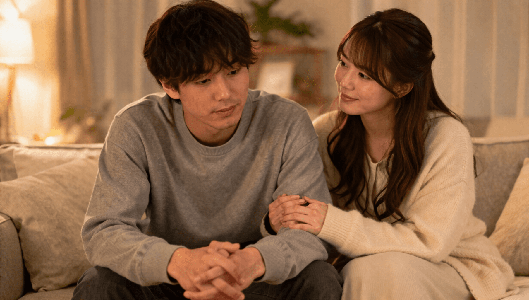 彼の手にそっと触れる女性──沈黙を信じて待つ