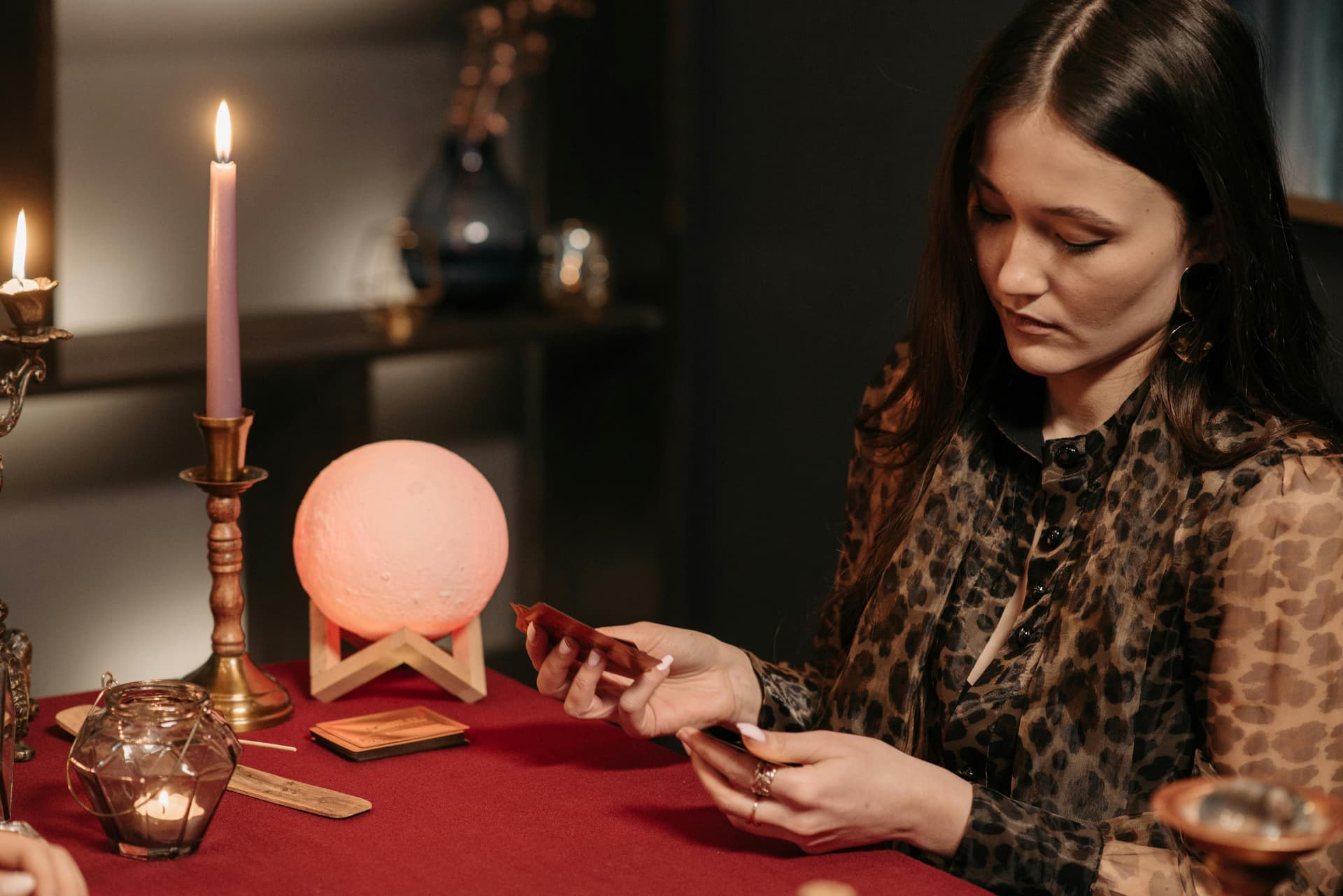 カードリーディングの瞬間──占い師が当たると感じるとき